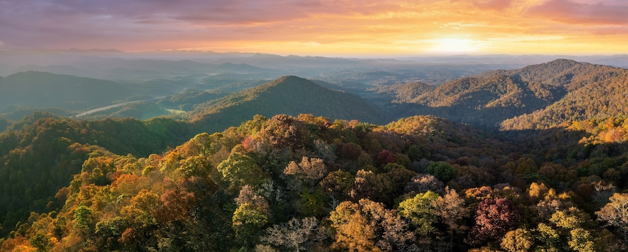 Un paisaje montañoso con follaje otoñal.