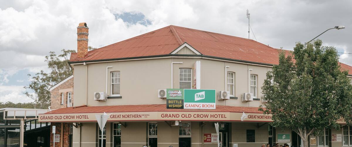 Crows Nest showing a small town or village