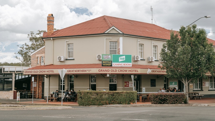 Crows Nest showing a small town or village