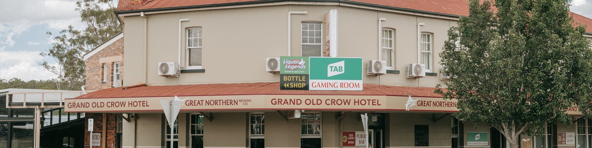 Crows Nest showing a small town or village