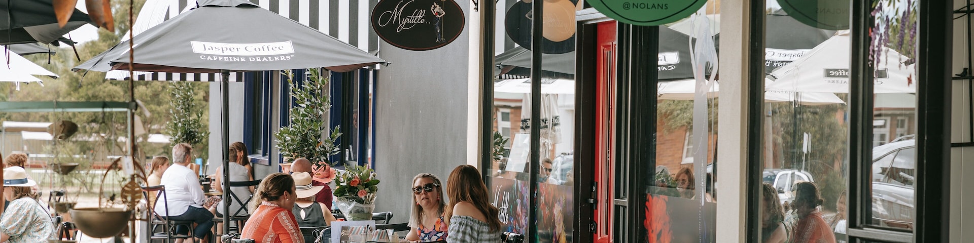 Crows Nest which includes cafe lifestyle, outdoor eating and street scenes