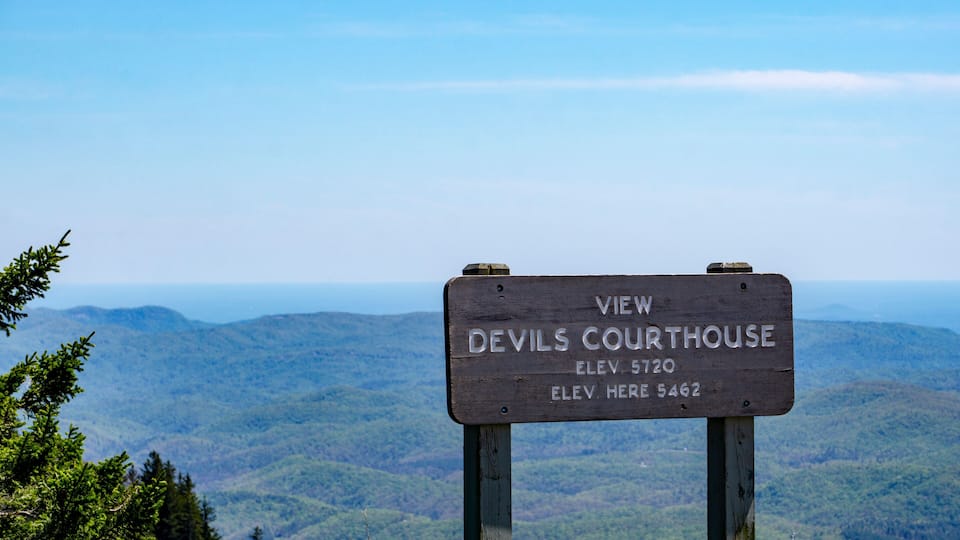 A sign indicating the view of Devils Courthouse with elevations 5720 and 5462.