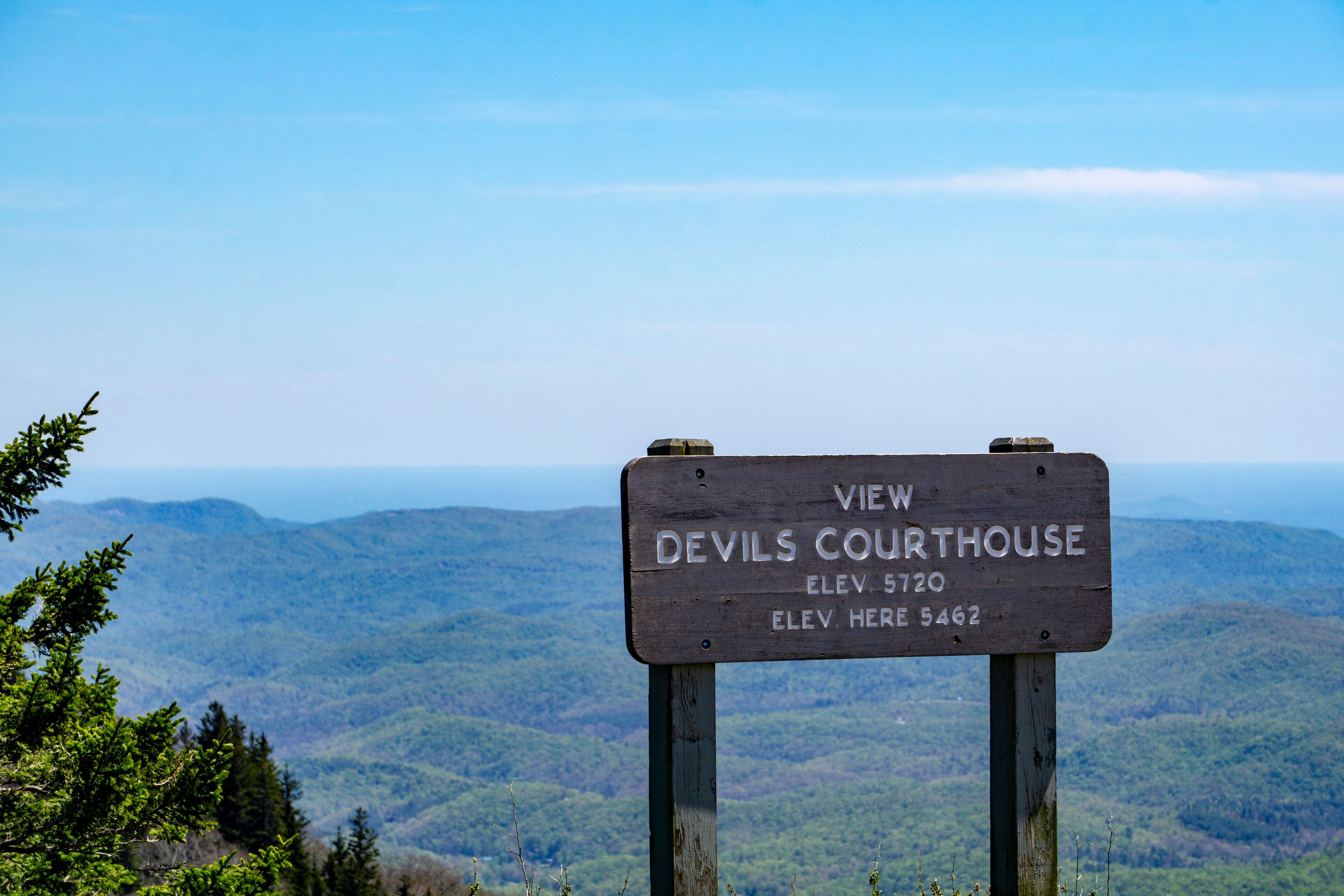 A sign indicating the view of Devils Courthouse with elevations 5720 and 5462.