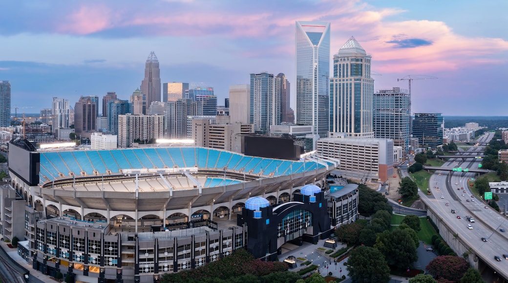 Une vue sur les toits dâune ville, avec un grand stade et des gratte-ciel modernes.