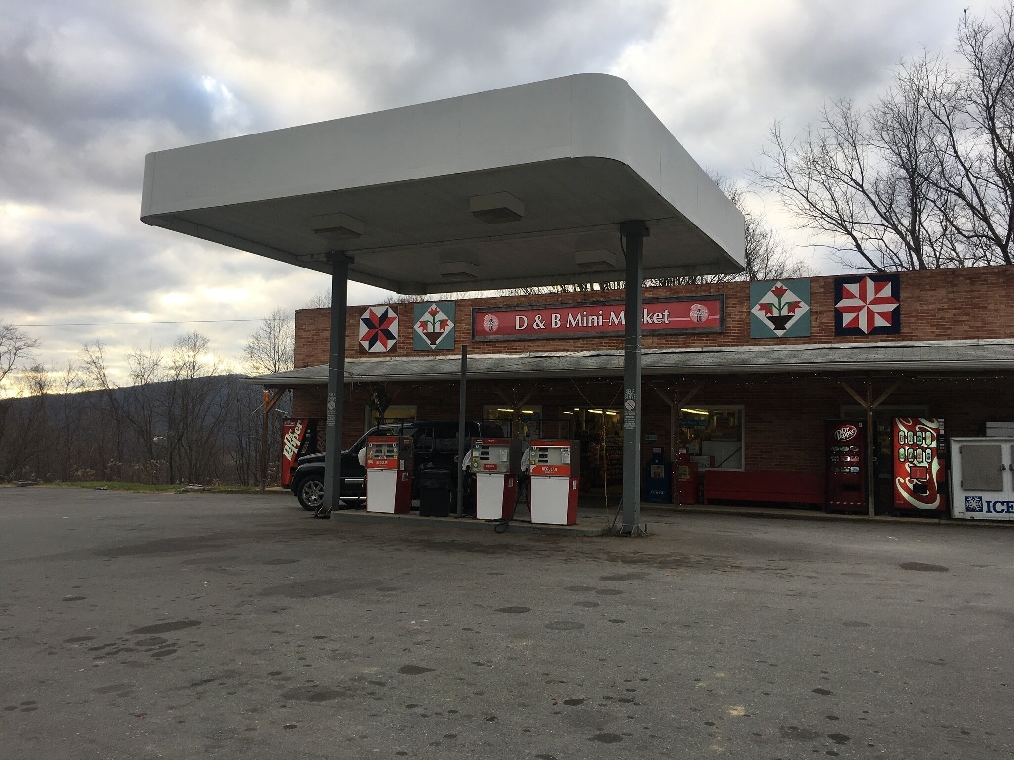 This is a picture of a tiny gas station on the way to Tennessee out of Boone. What caught my eye about this gas station, besides the fact that the gas pumps didn't  work, was the barn art hanging on the top.  Barn art is something that I have always found interesting because no matter where you drive in the mountains you are bound to run across at least a couple. I also noticed that this was more of a grocery store/hardware store instead of a convince store. The man behind the counter was selling homemade jam, honey and wooden art work. #appalachianechos 
