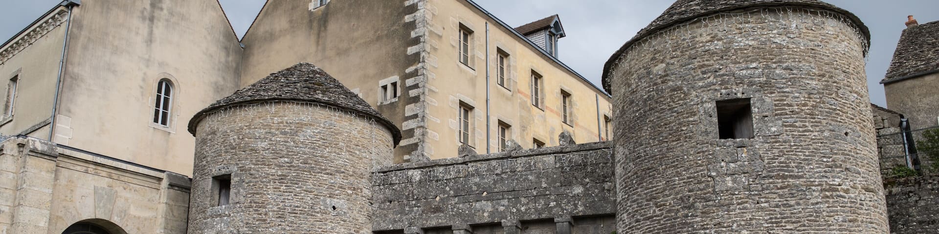 Porte d'entrée fortifiée de la cité médiévale de flavigny-sur-Ozerain, un des plus beaux villages de France en Côte d'Or en Bourgogne