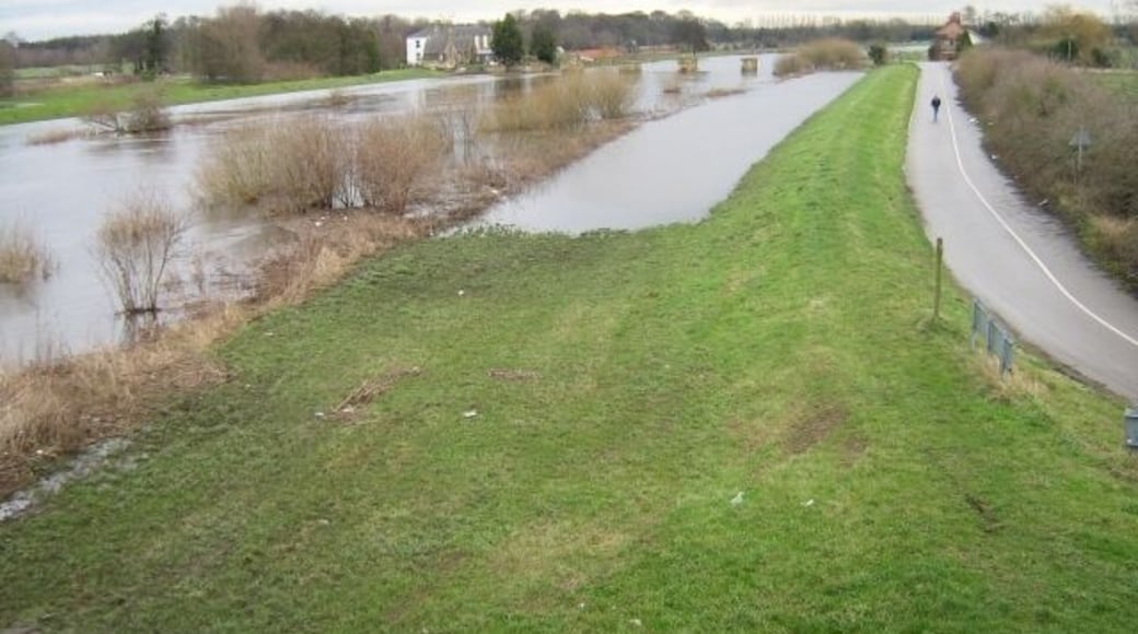 Ferry Lane Road towards old bridge and ferry (?) position.