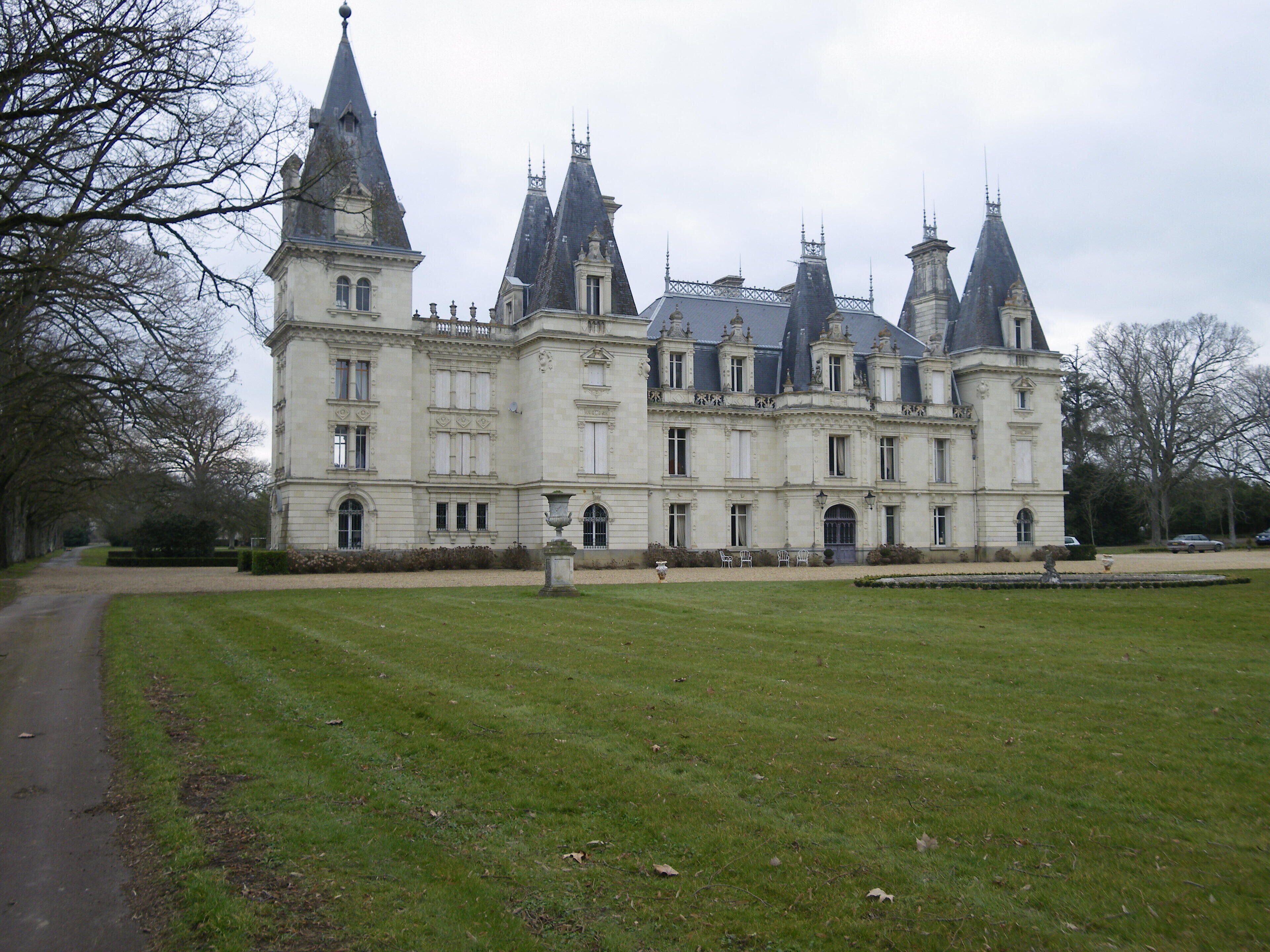un superbe chateau a st clement de la place