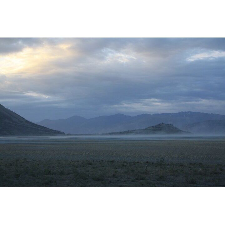 Destruction Bay. One of my favorite spots on the drive to AK. It's always gorgeous here. Good spot to get out of the car, take pics, and run along the beach. #blue
