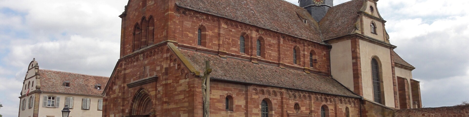 Alsace, Bas-Rhin, Altorf, Église abbatiale Saint-Cyriaque (PA00084581, IA67011108). Ancien logis abbatial (XVIIIe), 6 place Saint-Cyriaque (PA00084581, IA67011109).