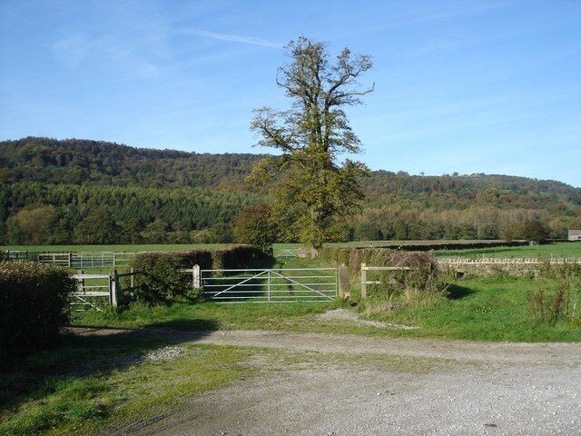 Footpath through Abbey Farm