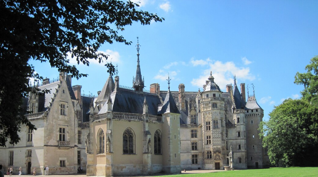 This building is en partie classé, en partie inscrit au titre des Monuments Historiques. It is indexed in the Base Mérimée, a database of architectural heritage maintained by the French Ministry of Culture, under the references IA00011052 and PA00096841 .