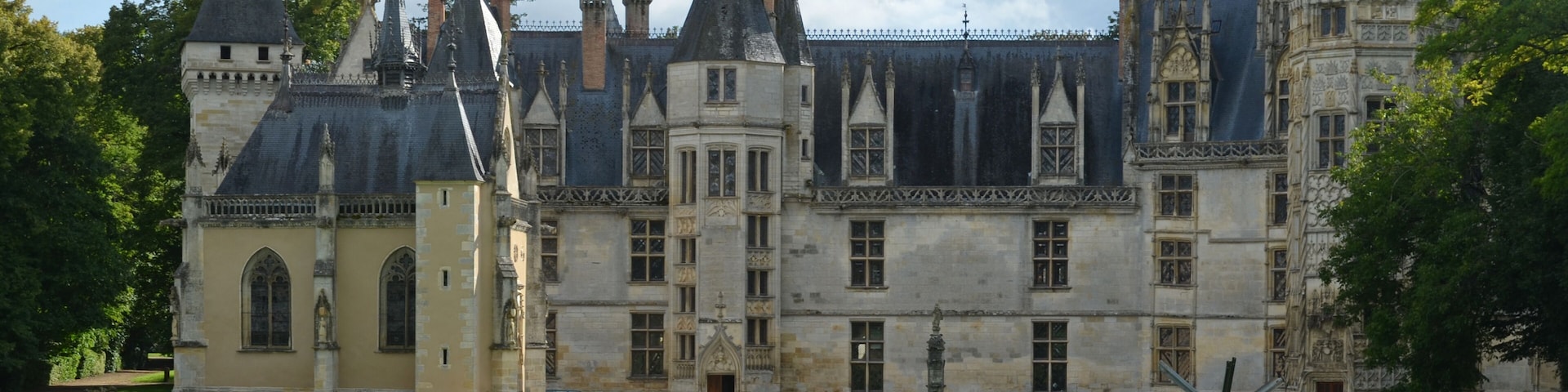 This building is indexed in the Base Mérimée, a database of architectural heritage maintained by the French Ministry of Culture, under the reference PA00096841 .