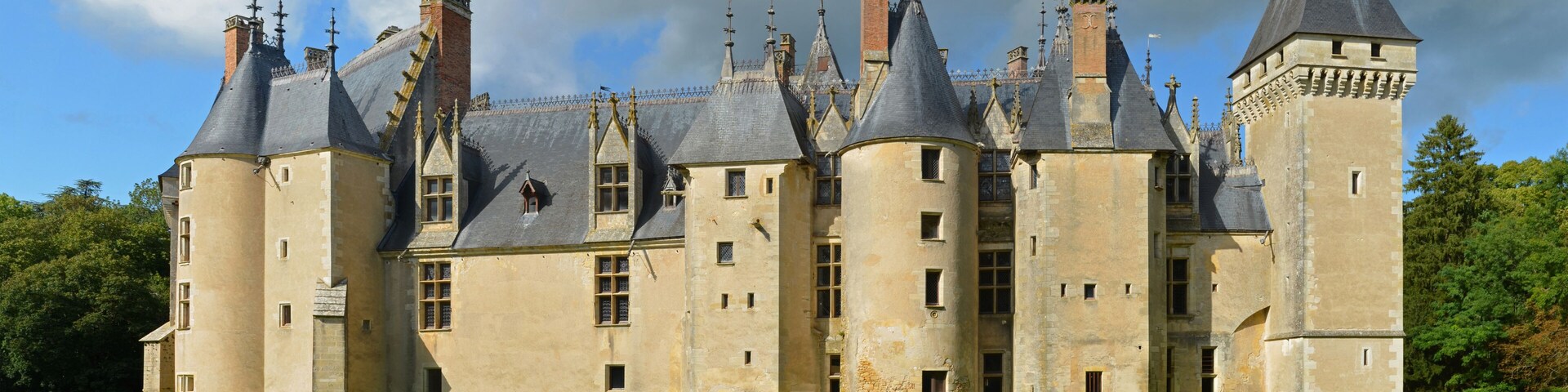This building is indexed in the Base Mérimée, a database of architectural heritage maintained by the French Ministry of Culture, under the reference PA00096841 .