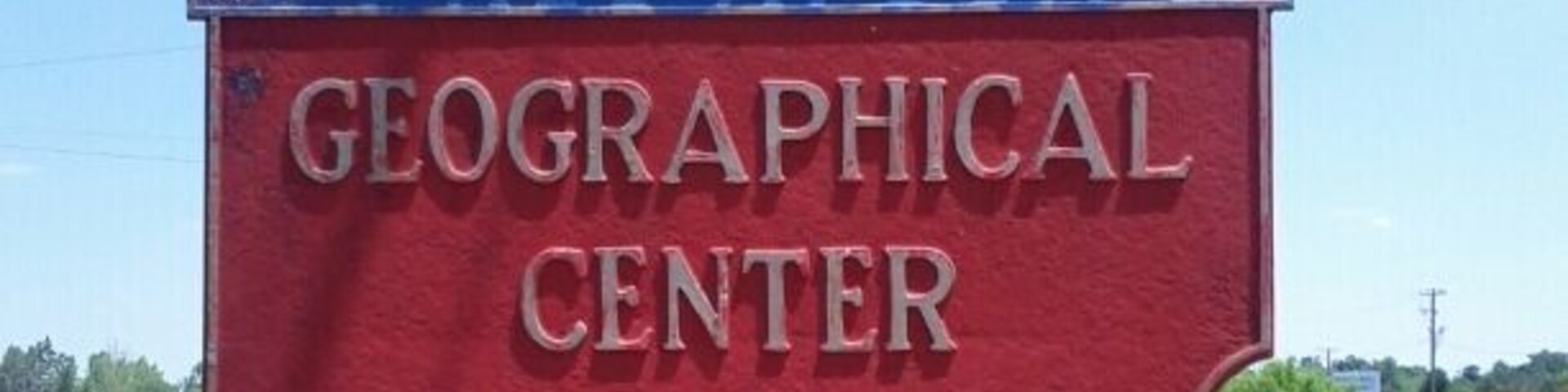 Um sinal vermelho com o texto 'CENTERBURG CENTRO GEOGRÁFICO DE OHIO'.