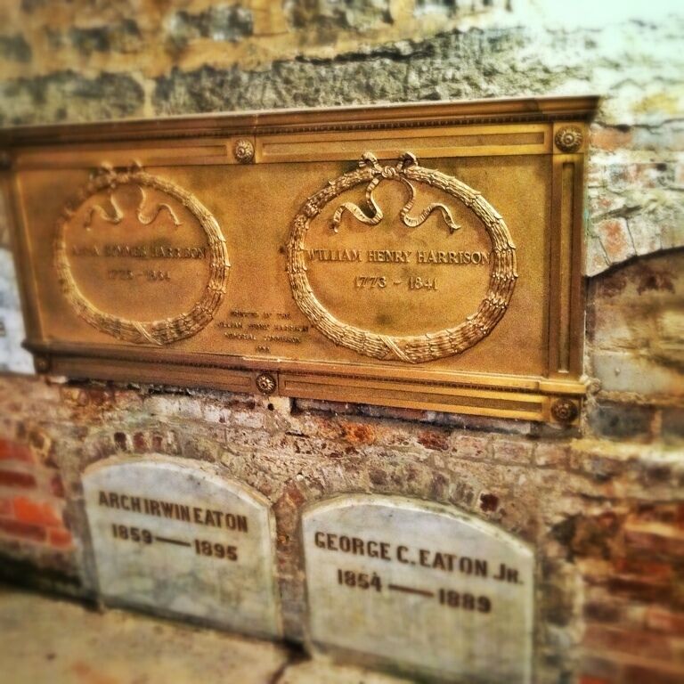 The tomb itself is locked and blocked by bars. Hard to use the DSLR, but a phone fits through the bars! #president #grave #famous