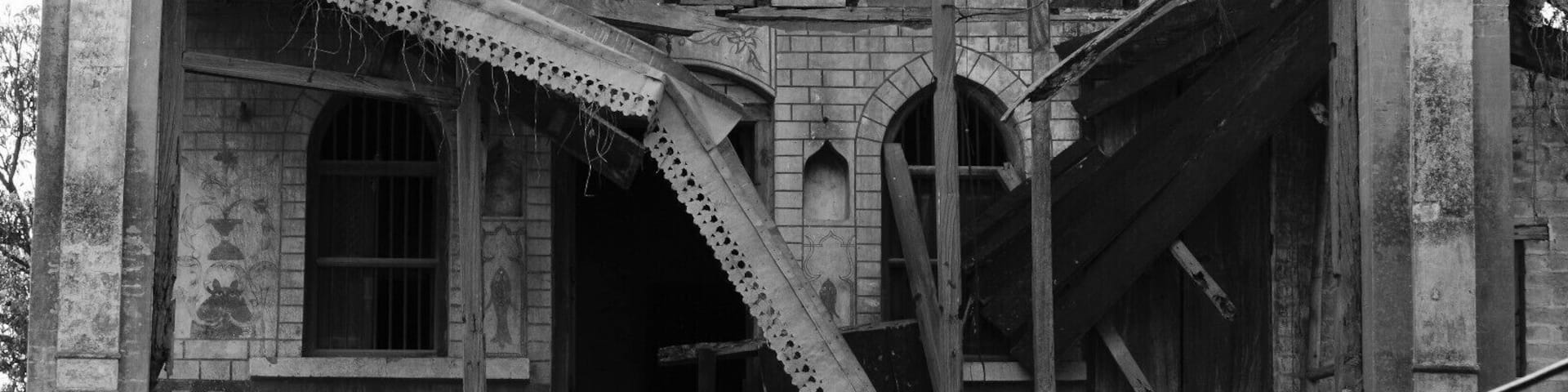 Pragpur is a historic town in India. Still full of life, temples, markets and people but surrounded by crumbling mansions and large houses from a more prosperous time.
There are cobblestone streets, mud plastered walls and old water tanks. Well worth a walk around. Stay at nearby Judges Court Hotel.
More photos here: https://tinyurl.com/y9dt7rp9
#india #pragpur #ruins #heritage