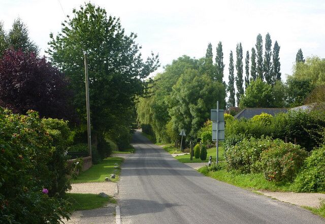 Lane towards Monewden The lane rises a little away from the village of Cretingham.