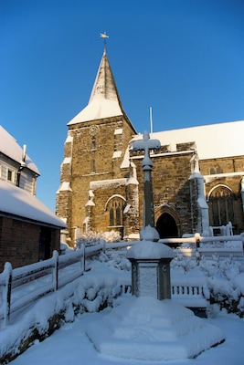St Dunstan's Church in Mayfield and the war memorial outside, covered in snow on 2009-12-18.