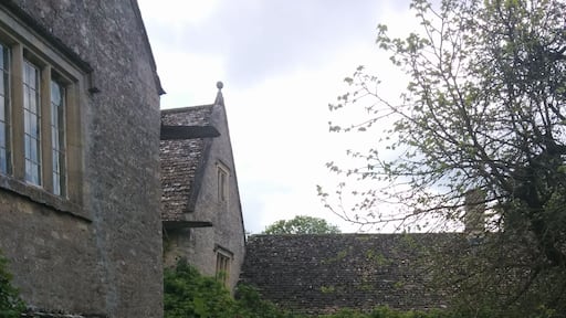 garden of Kelmscott Manor is a Grade-I-listed Elizabethan house in Oxfordshire leased by William Morris and Dante Gabriel Rossetti. It was later purchased by Jane Morris