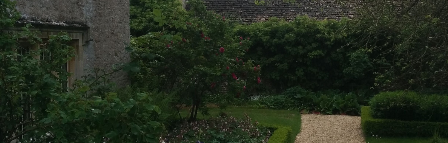 garden of Kelmscott Manor is a Grade-I-listed Elizabethan house in Oxfordshire leased by William Morris and Dante Gabriel Rossetti. It was later purchased by Jane Morris