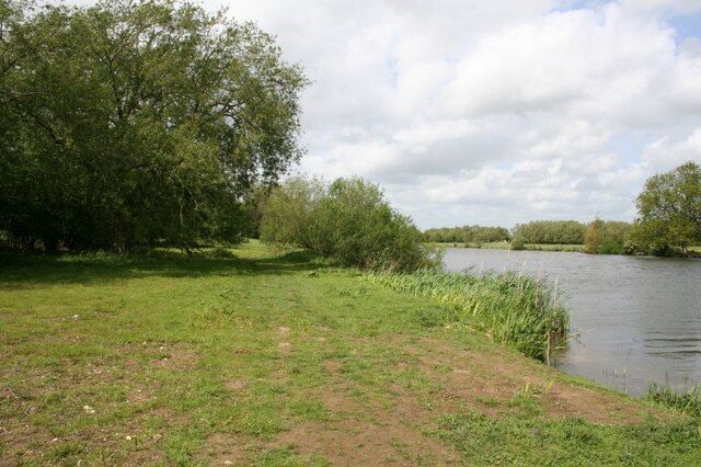 Back towards Moulsford The Thames path towards Moulsford from near Sowberry Court.