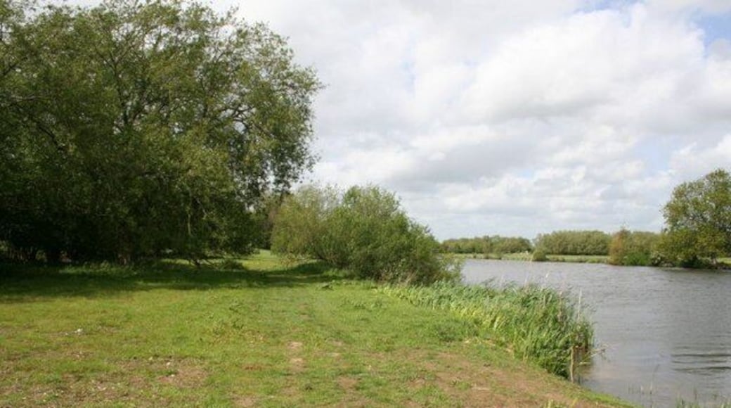 Back towards Moulsford The Thames path towards Moulsford from near Sowberry Court.