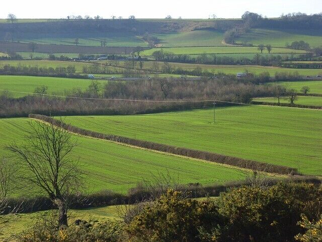 Farmland, Avon Dassett Flat arable fields and the M40 occupy the valley between here and Edge Hill. Viewed from the hillside between Avon Dassett and Farnborough.