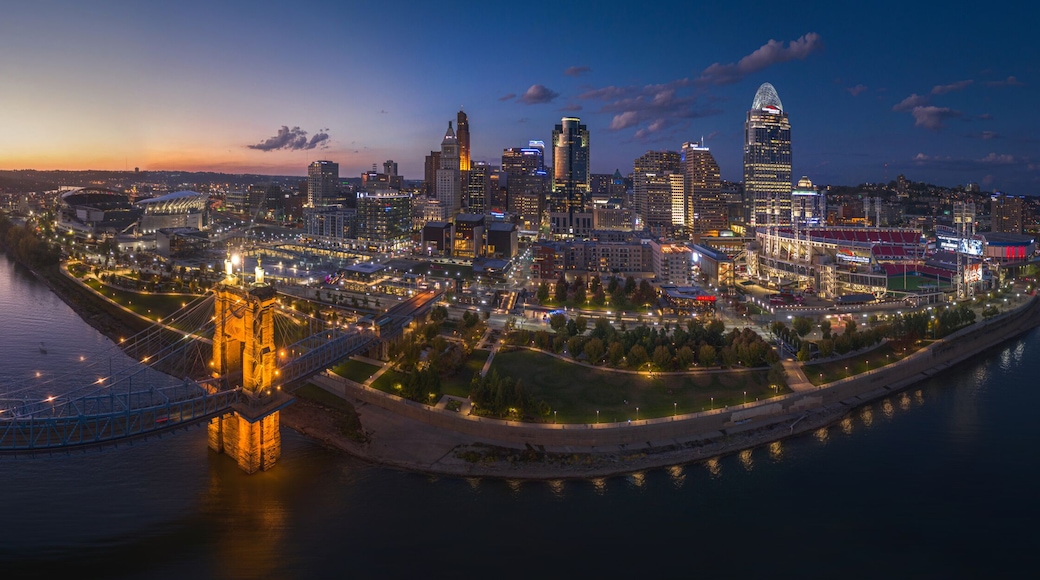 Cincinnati, Ohio, USA skyline at twilight