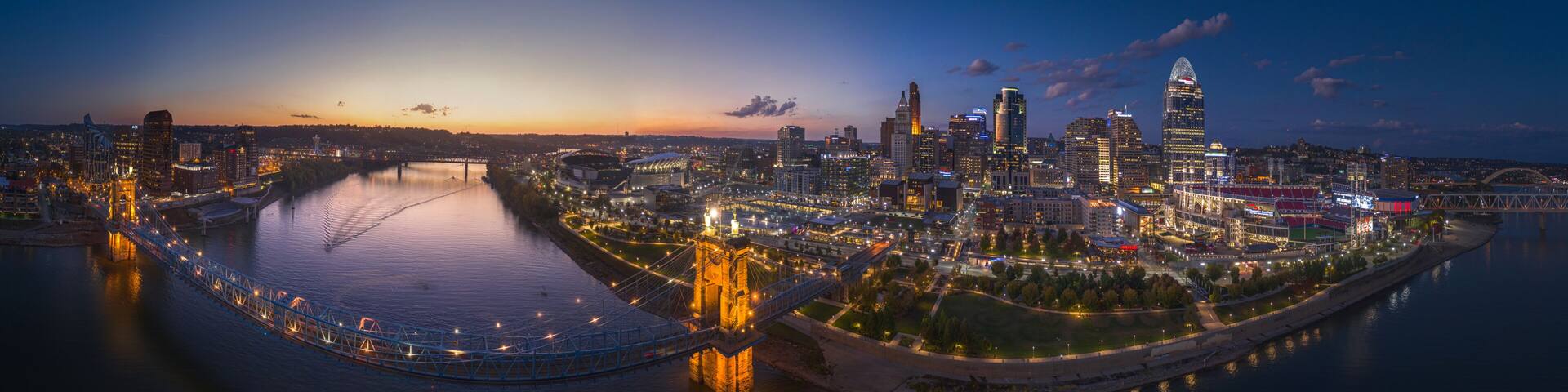 Cincinnati, Ohio, USA skyline at twilight