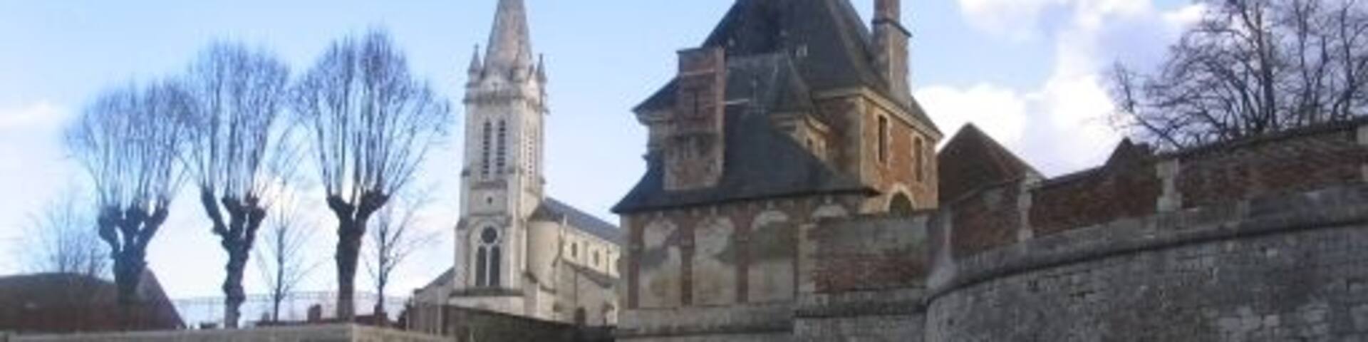 Vue de l'église et du porche du chùteau de Dampierre-en-Burly