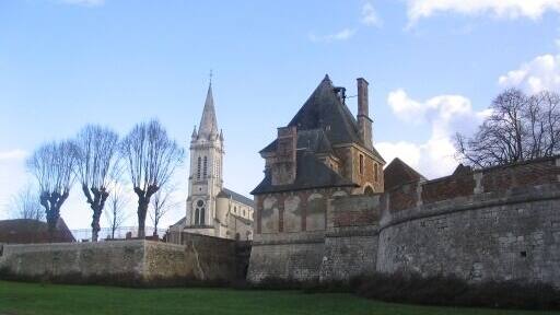 Vue de l'église et du porche du château de Dampierre-en-Burly