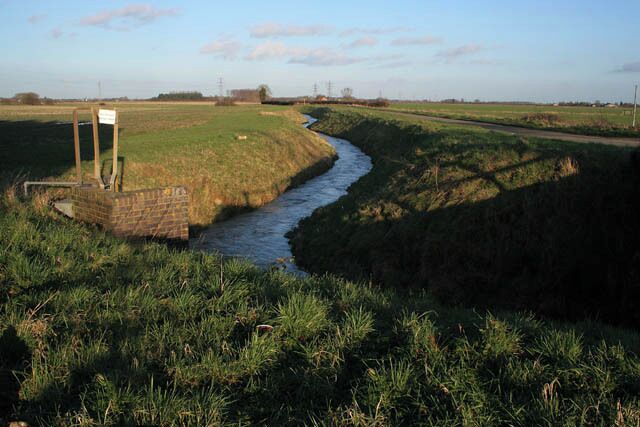 South Beck near Osbournby All the streams and ditches in this area are dug deep into the landscape to facilitate good drainage in the flat fields. The brick structure with the sign is the "Final Effluent Sample Point" for the Severn Trent sewerage treatment works just behind the view point.