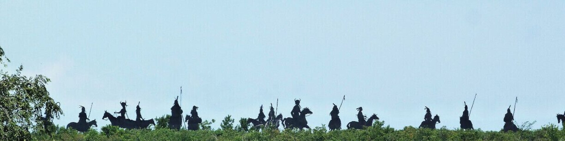 Una hilera de estatuas ecuestres en una colina.