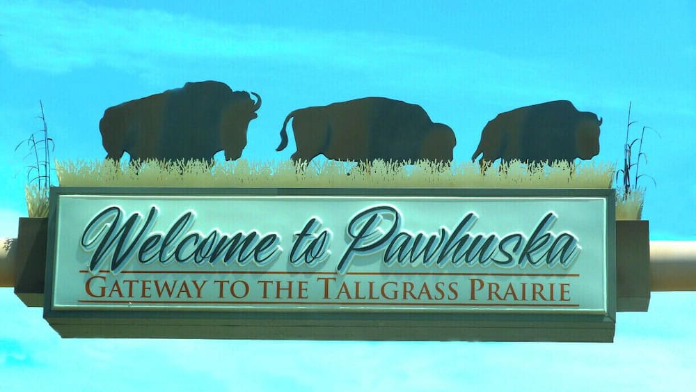 Ein Schild mit Bison-Silhouetten und dem Text: "Welcome to Pawhuska, Gateway to the Tallgrass Prairie".