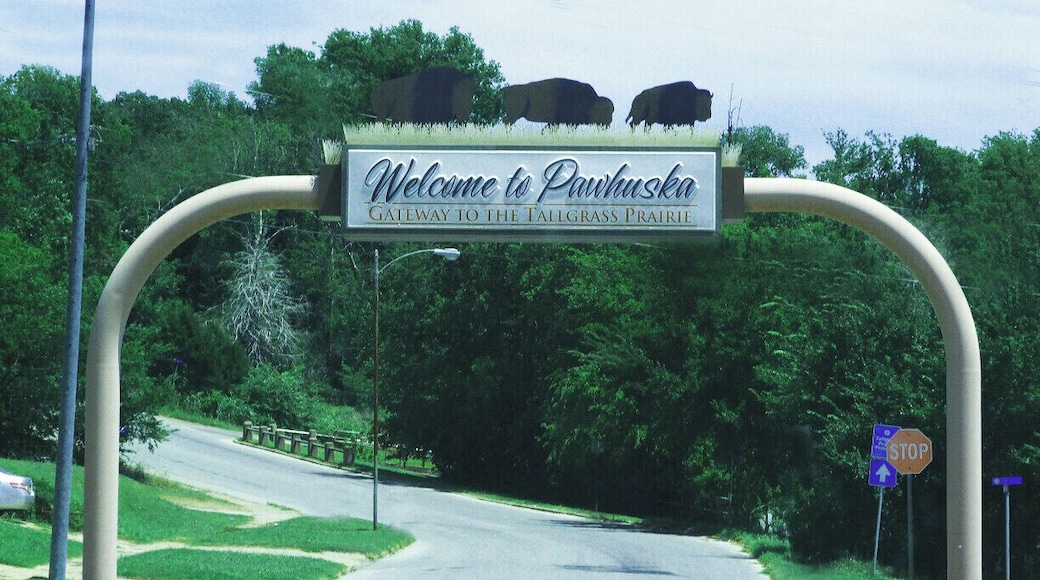 Sign in Pawhuska leading to the Tall Grass Prairie.