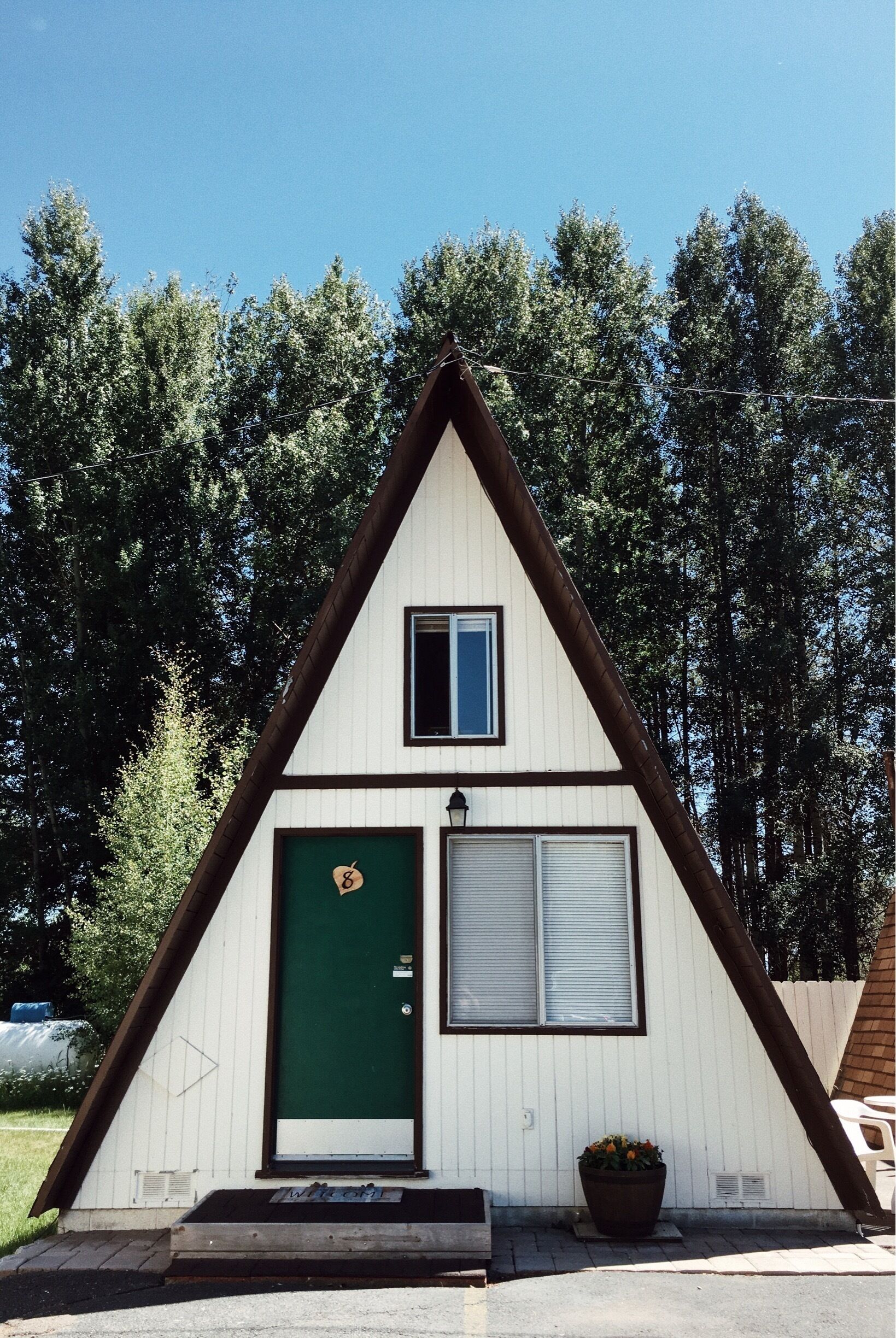 Aspen Inn is the perfect  place to stay at on your trip to Crater Lake National Park. It has a children's playground, a swing set, a volleyball/badminton net, and just in general very cute cabins & rooms. And most importantly, it's inexpensive, unlike the lodges at the lake itself. #weekendgetaway 