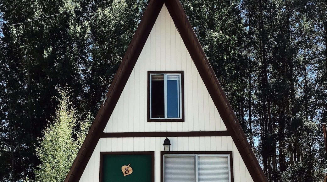 Aspen Inn is the perfect place to stay at on your trip to Crater Lake National Park. It has a children's playground, a swing set, a volleyball/badminton net, and just in general very cute cabins & rooms. And most importantly, it's inexpensive, unlike the lodges at the lake itself. #weekendgetaway