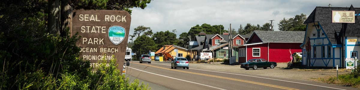Eine Straße mit einem Schild für den Seal Rock State Park und ein japanisches Restaurant.
