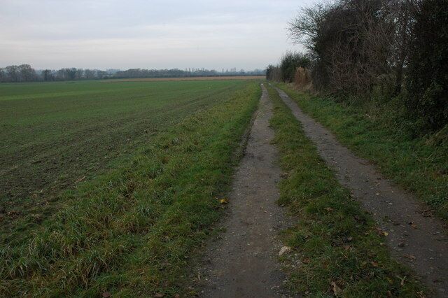 Track and footpath, Fladbury Track and footpath to Lower Moor from Fladbury.