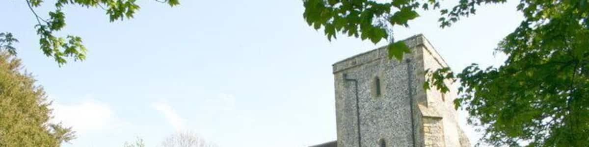 Eine steinerne Kirche mit hohem Turm und Rundbogenfenstern.