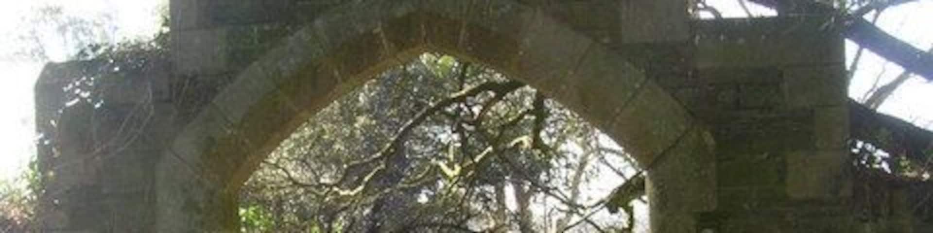 Grand entrance to St Minver There is a disused turnstile to the right of the gateway. The footpath through the gateway leads on to new holiday accommodation.