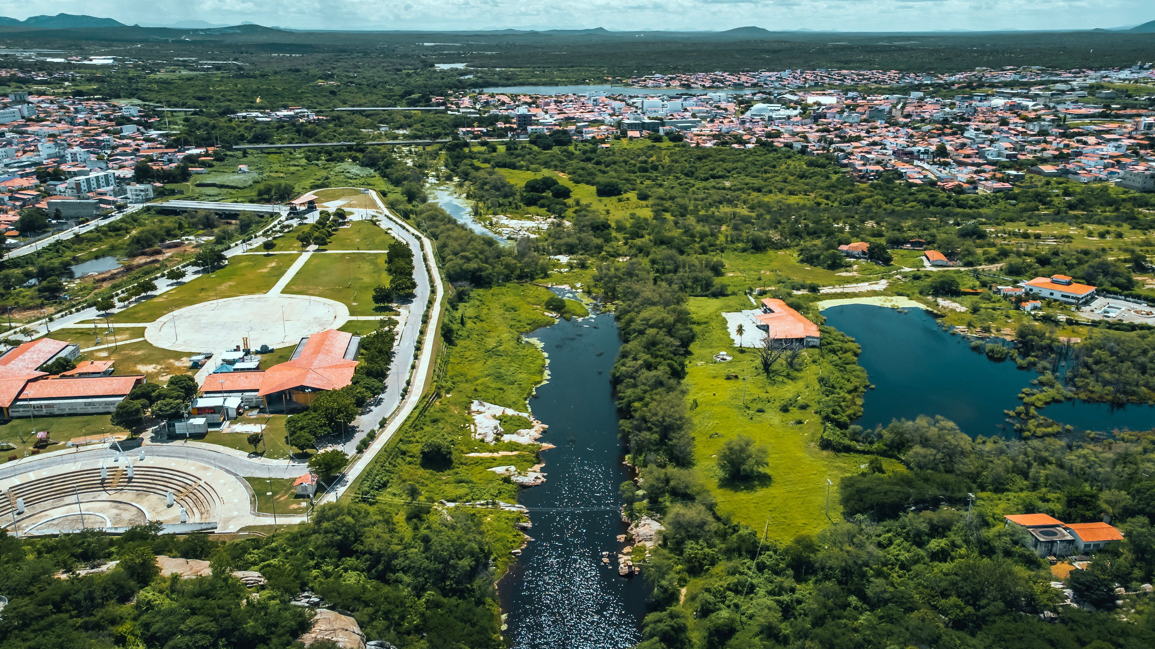 Cidade Interior Paisagem Verde Caatinga Sertão Caicó Rio Grande do Norte Seridó Natal Trilha Atividades Ar Livre Drone Montanha Vista Cenário Drone Brasil Nordeste Anfiteatro Água Motorhome Van 