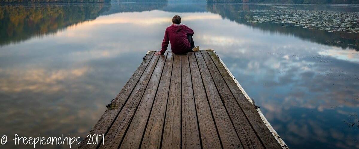 I positioned myself at the end of the jetty to emphasise a sense of scale against the lake.