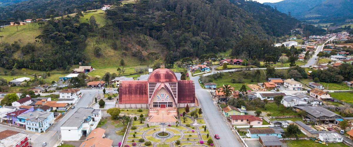 A town with a prominent church, a central square, and surrounding residential areas.