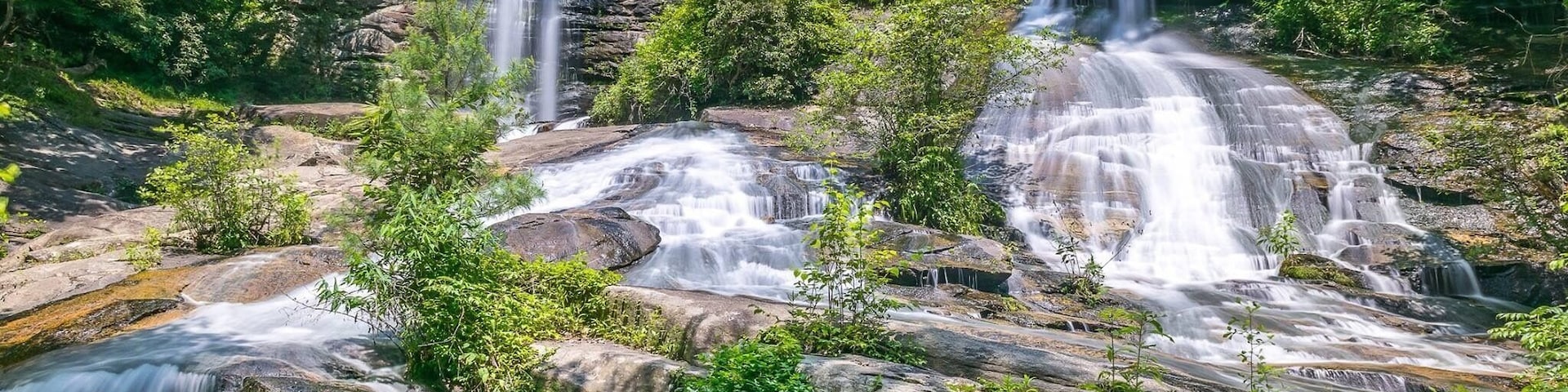 Beautiful waterfalls with swimming spot even tho it say no swimming, a lot of peoples still do it.