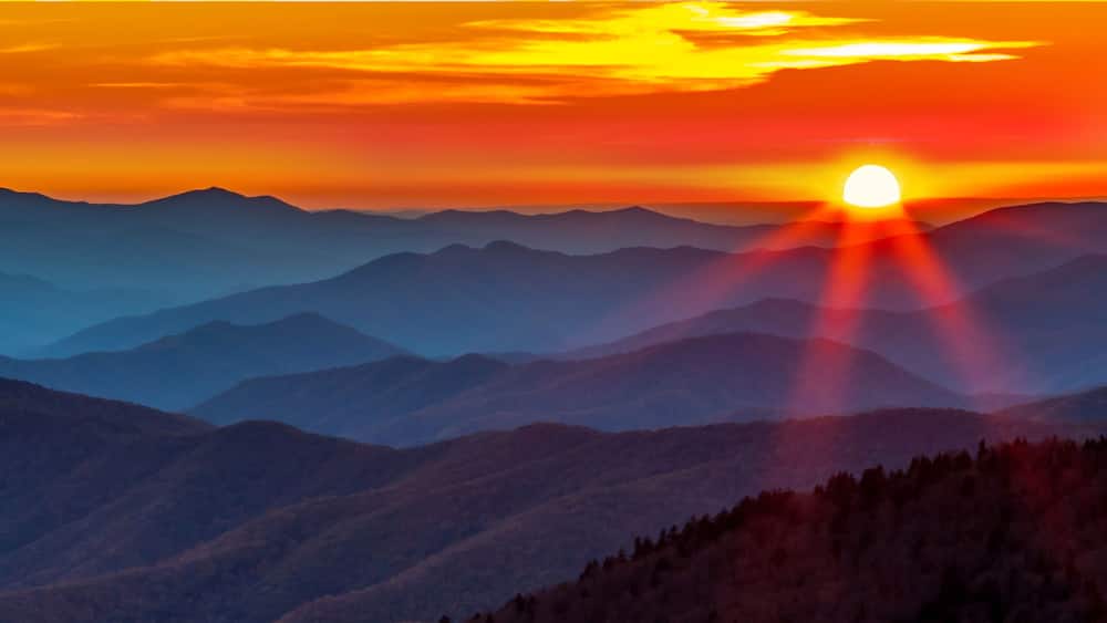Une chaîne de montagnes au coucher du soleil.