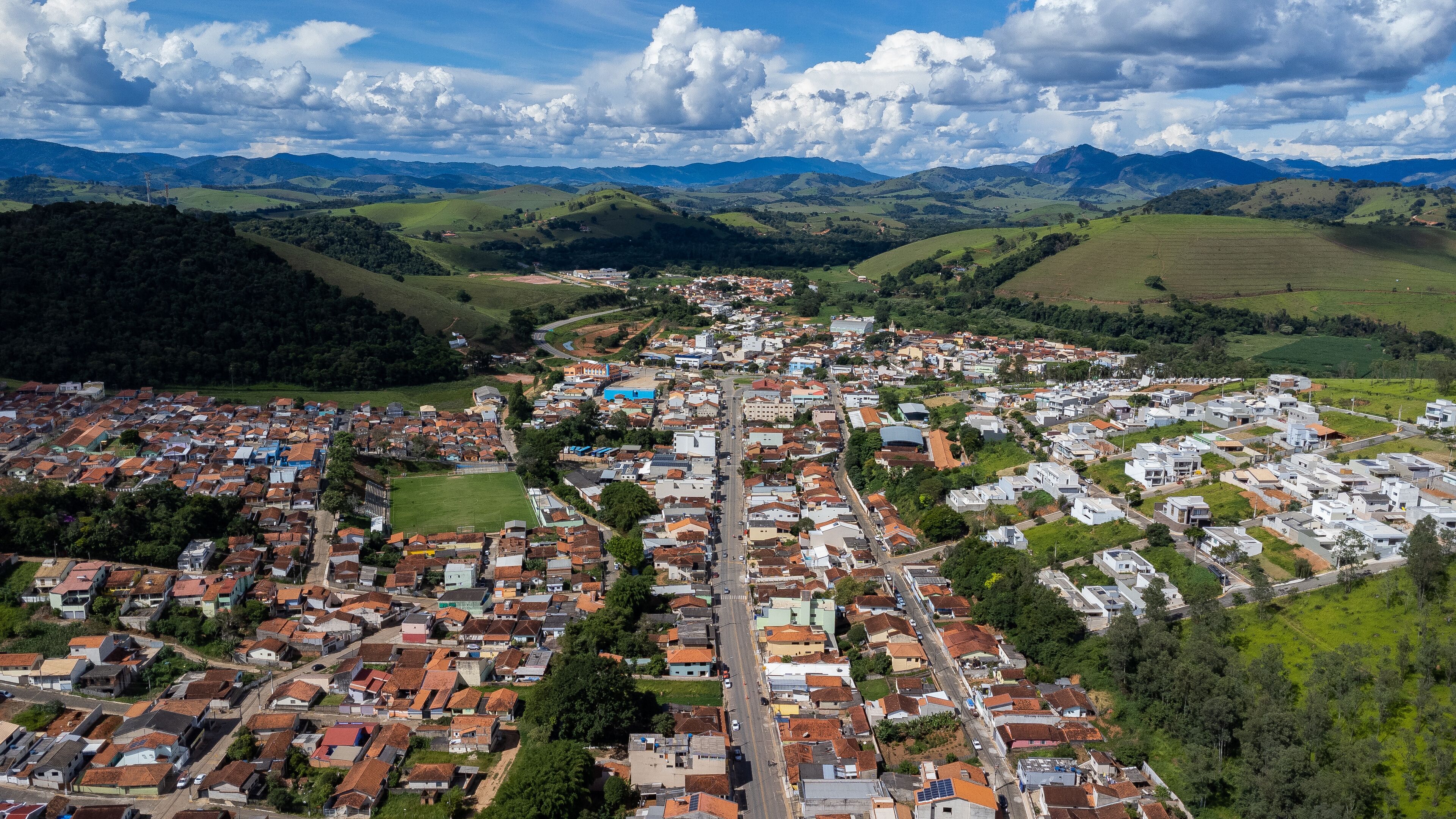Vista aérea da cidade de Piranguinho, interior do sul do estado de Minas Gerias, Brasil.