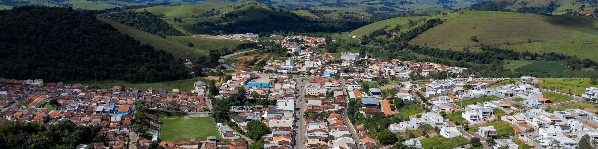 Vista aérea da cidade de Piranguinho, interior do sul do estado de Minas Gerias, Brasil.