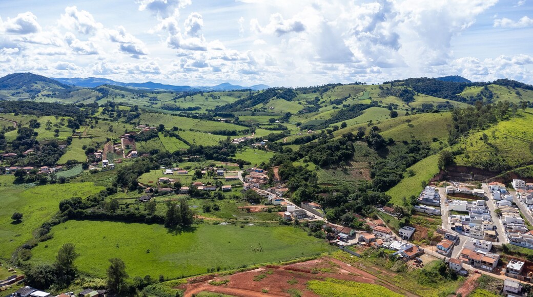 Vista aérea da cidade de Piranguinho, interior do sul do estado de Minas Gerias, Brasil.